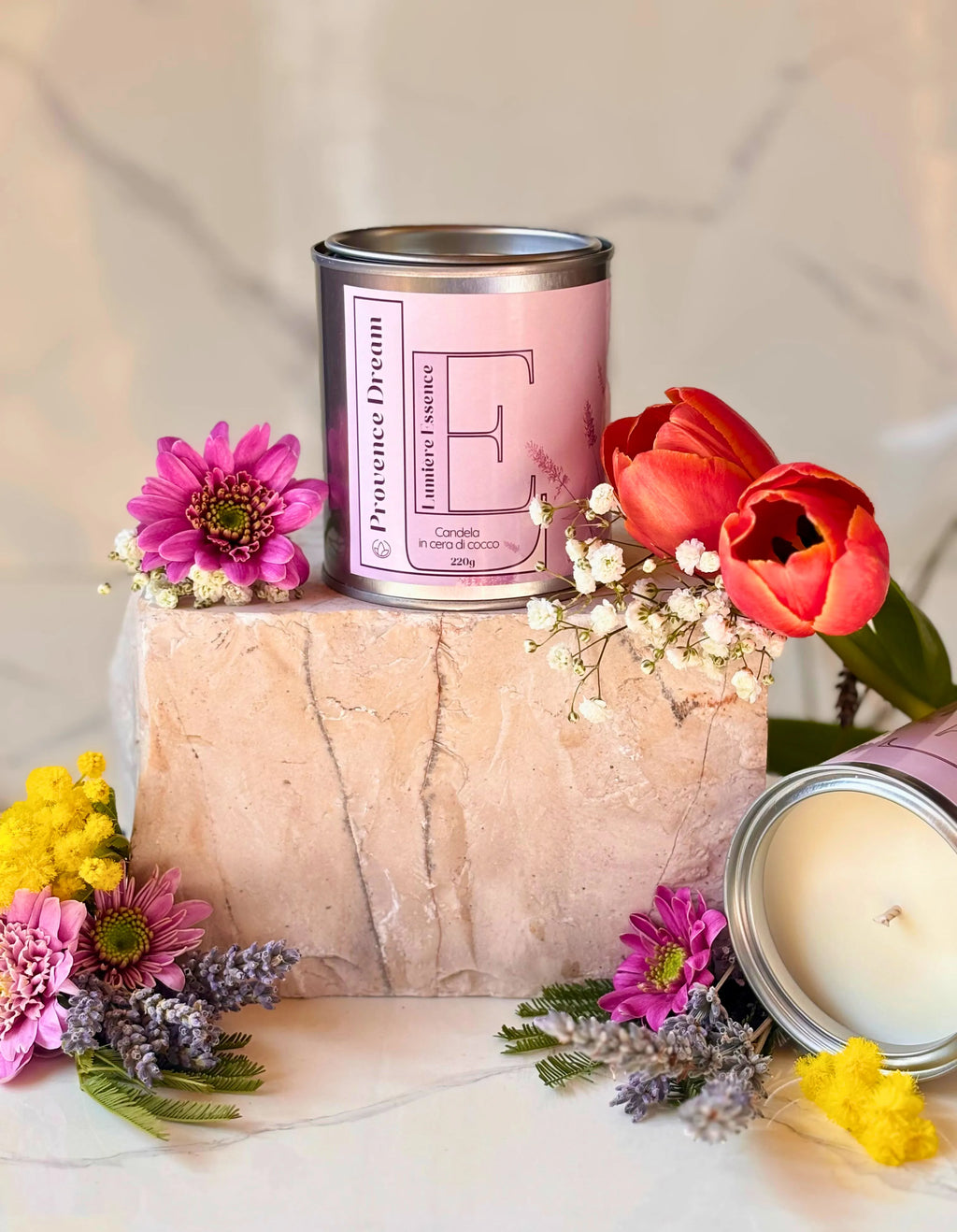 Candela in cera di cocco Provence Dream da 220gr, con design elegante e profumo avvolgente.