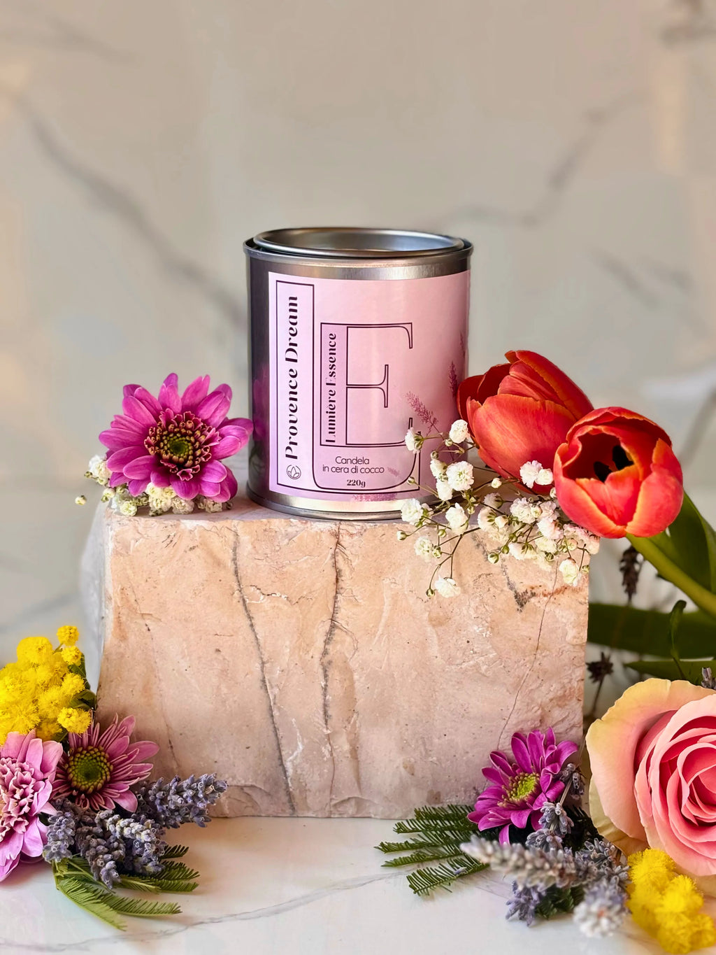 Candela Provence Dream da 220gr in un elegante contenitore in ceramica, aroma avvolgente per ambienti.