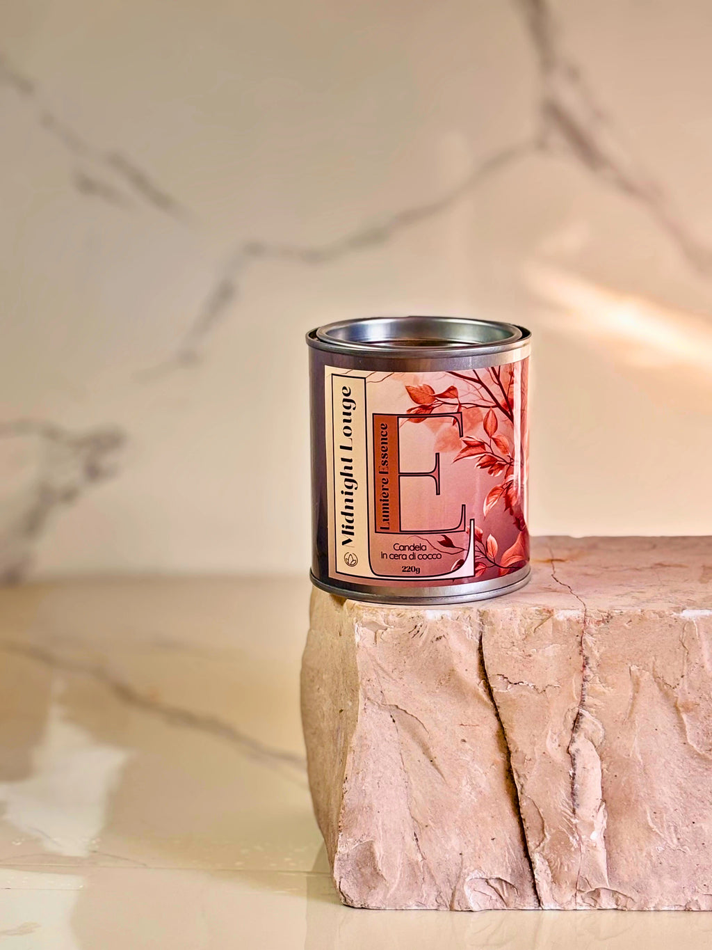 Candela Midnight Lounge da 220gr con design elegante, profumo avvolgente, in vetro scuro, pronta per decorare ambienti.