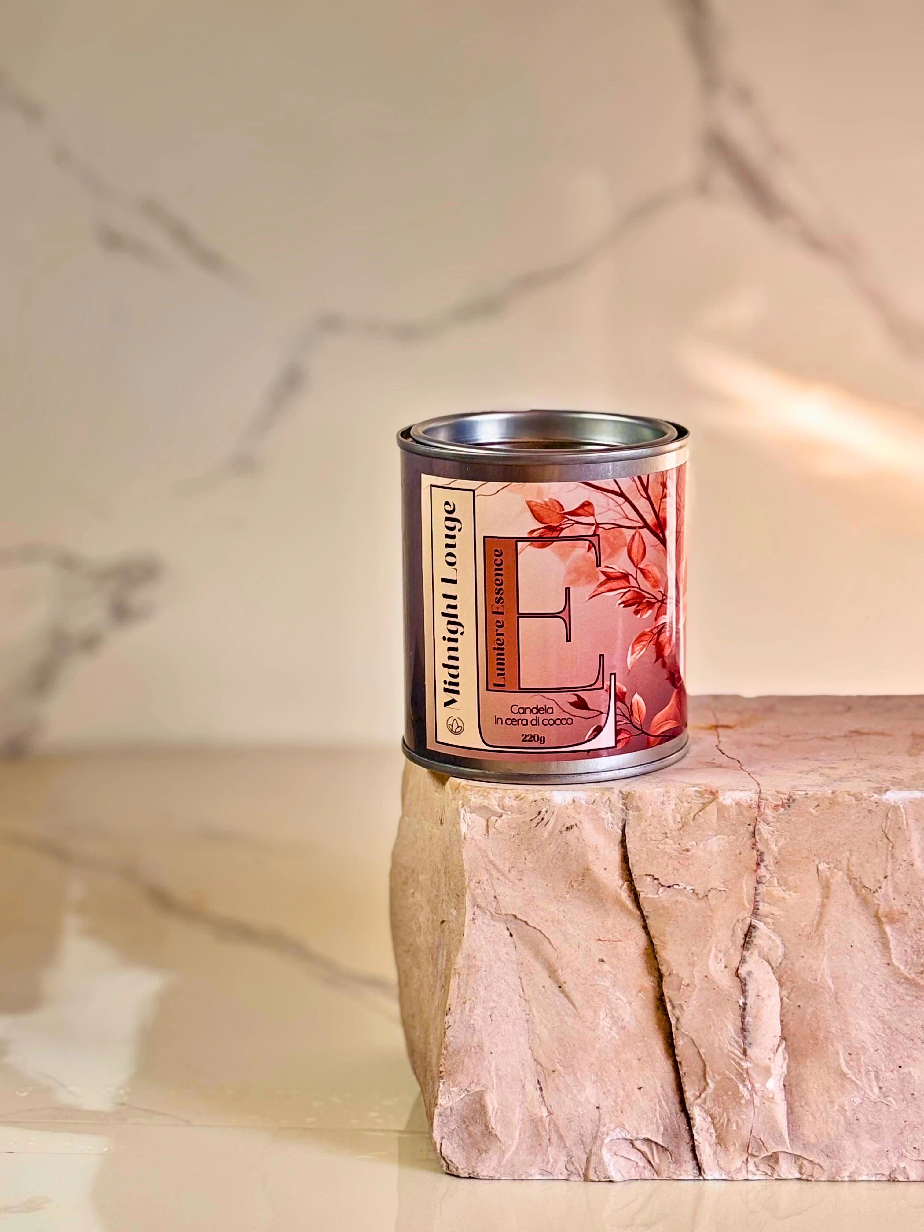 Candela Midnight Lounge da 220gr con design elegante, profumo avvolgente, in vetro scuro, pronta per decorare ambienti.