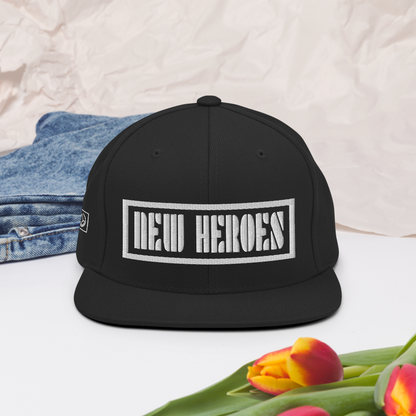 Cappellino nero con visiera piatta NEW HEROES