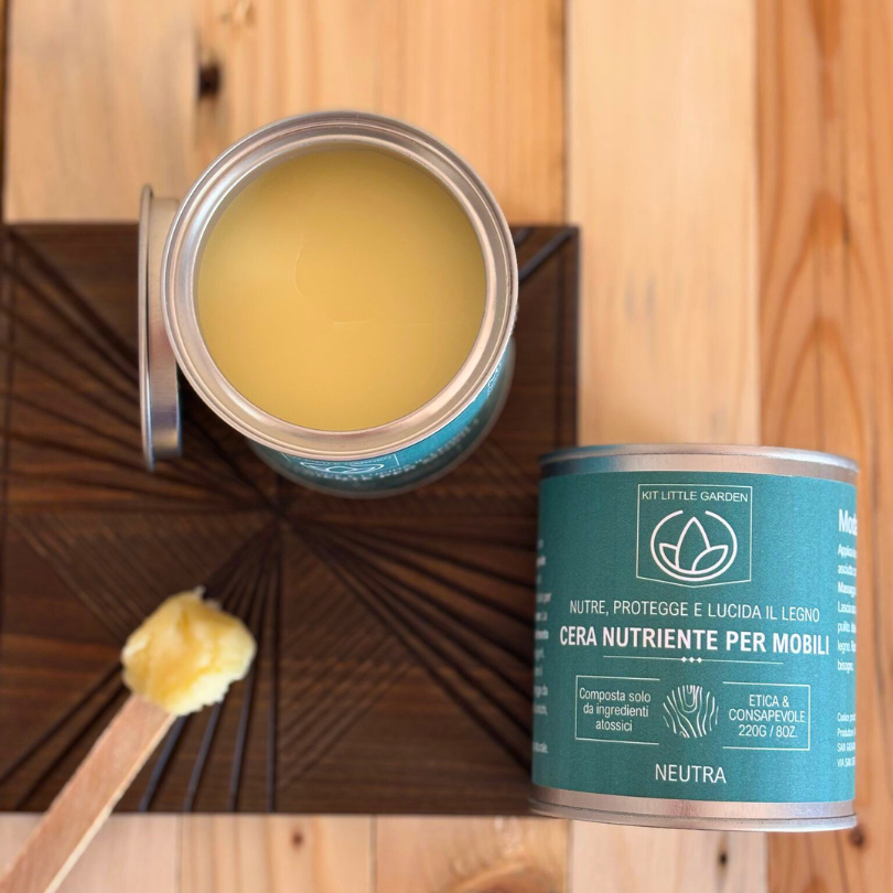 Vista dall’alto della cera neutra per legno KLG, cera morbida e profumata per lucidare e proteggere superfici