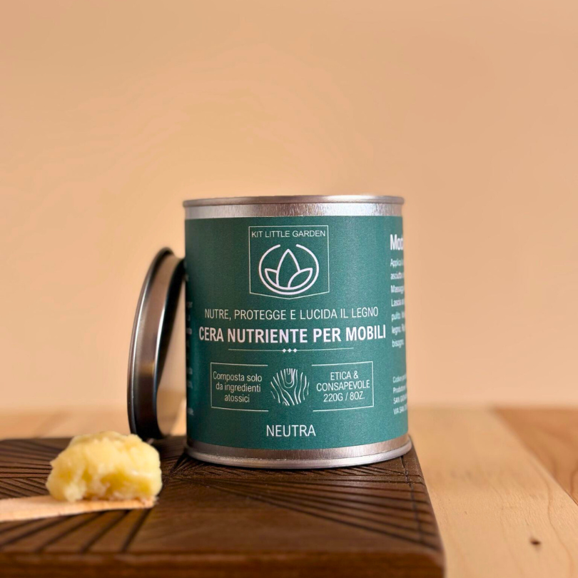 Cera nutriente per mobili in legno KLG, foto ambientata su superficie naturale, ideale per cura quotidiana