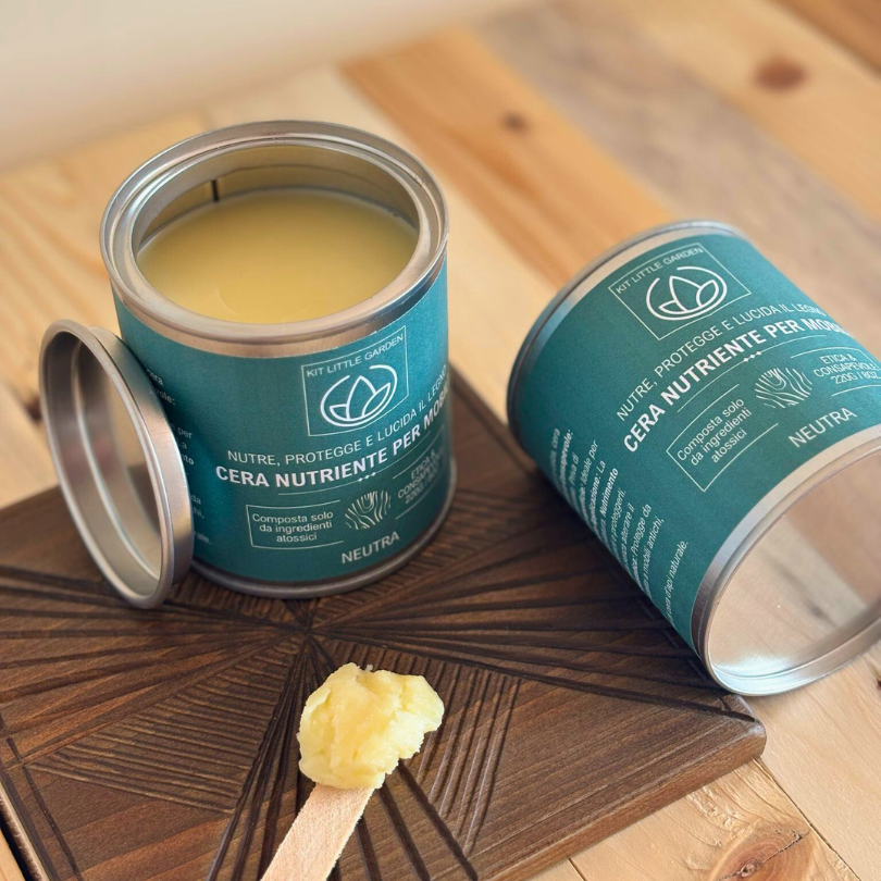 Dettaglio della cera neutra per mobili KLG, texture liscia e naturale, cera atossica e nutriente per superfici in legno