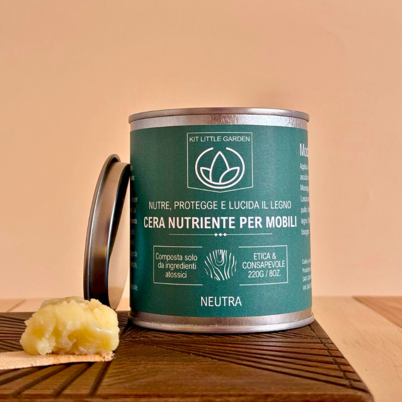 Cera neutra per legno KLG in barattolo, vista frontale su fondo neutro, prodotto artigianale per nutrire e lucidare mobili