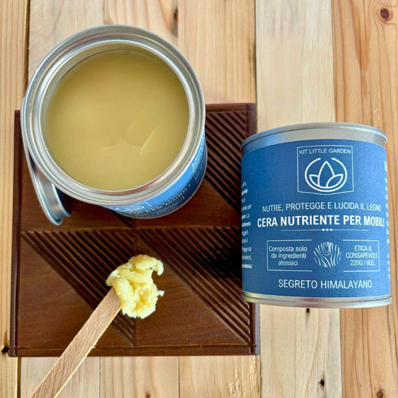 Barattolo di Cera Segreto Himalayano KLG accanto a strumenti per la cura del legno, suggerendo l'uso versatile del prodotto.
