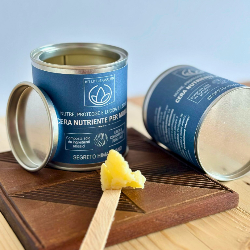 Vista dall'alto del barattolo aperto di Cera Segreto Himalayano KLG, mostrando la consistenza liscia e cremosa della cera profumata.