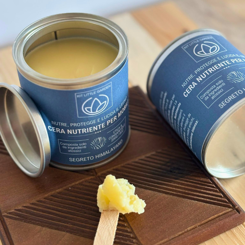 ​Applicazione della Cera Segreto Himalayano KLG su superficie in legno con panno, dimostrando la facilità d'uso del prodotto.