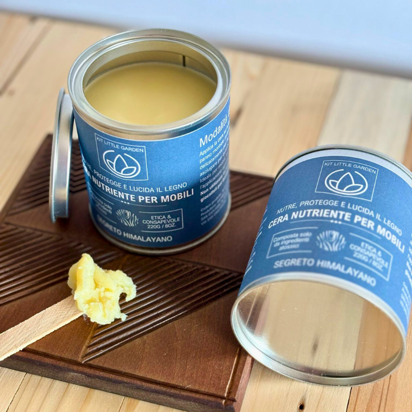 ​Superficie in legno lucidata con Cera in Pasta Segreto Himalayano Kit Little Garden, mostrando la finitura brillante e protettiva.