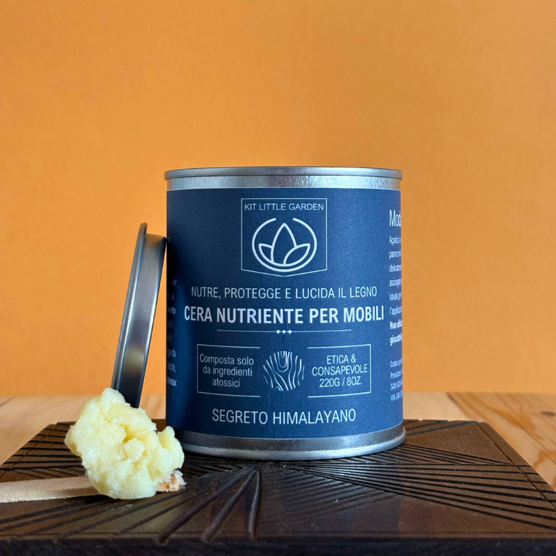 Confronto tra superficie trattata e non trattata con Cera in Pasta Segreto Himalayano Kit Little Garden, evidenziando l'efficacia del trattamento.