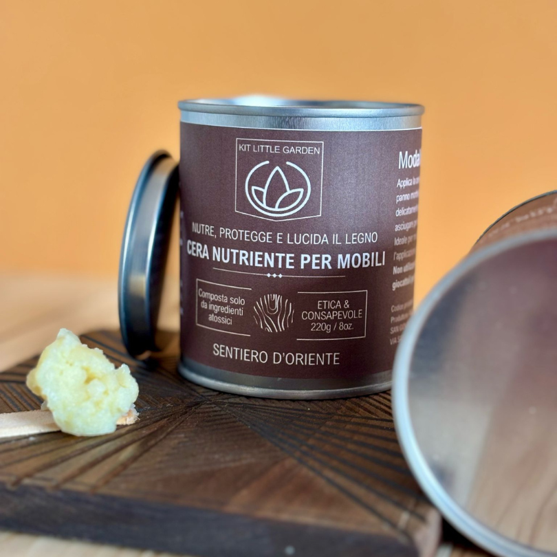 Cura e proteggi le tue superfici con il calore di legni, spezie e resine orientali. Cera in Pasta Kit Little Garden.