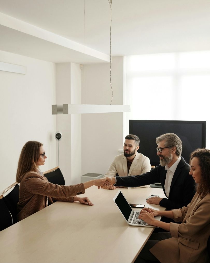 ufficio durante colloquio commerciale fra agenti