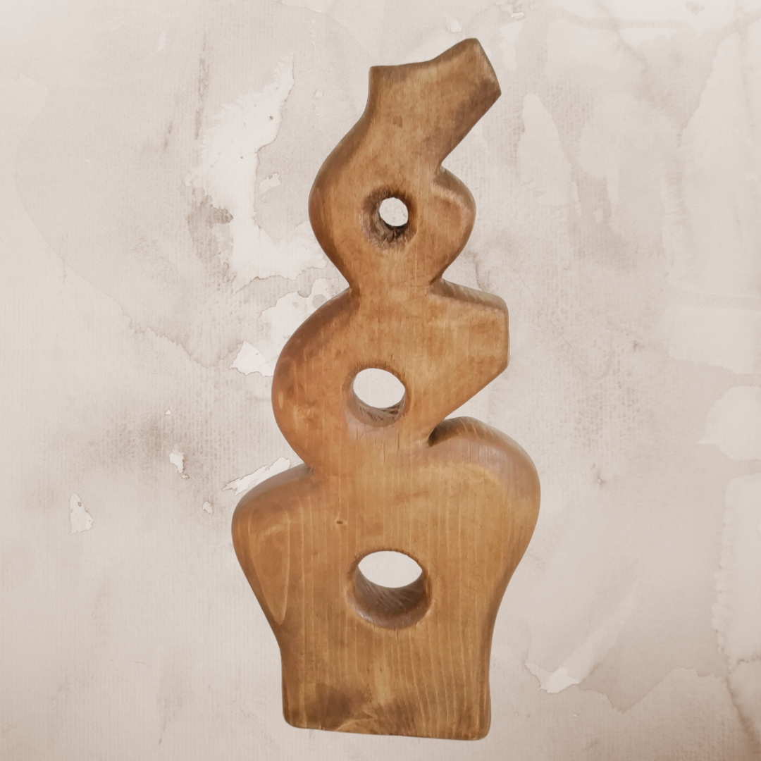 Ritorno al Primitivo: Scultura in legno massello di abete per un equilibrio ritrovato