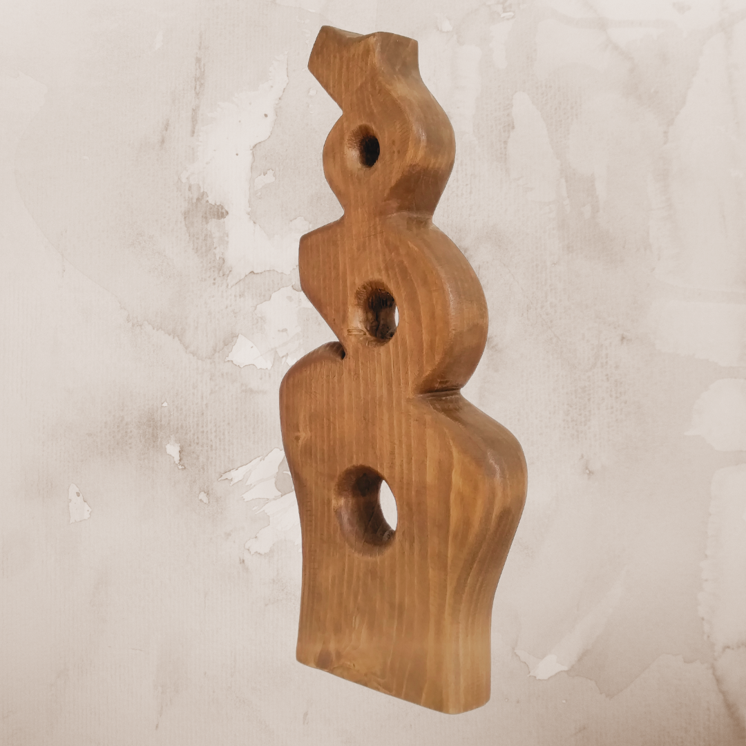 Retour au Primitivo : Sculpture en bois de sapin massif pour un équilibre retrouvé