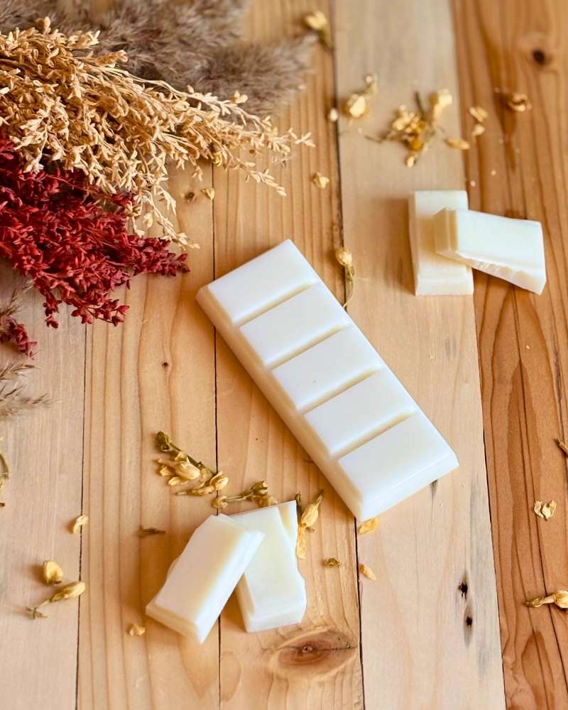 Barretta profumata Secret Garden in un elegante packaging floreale su sfondo bianco.