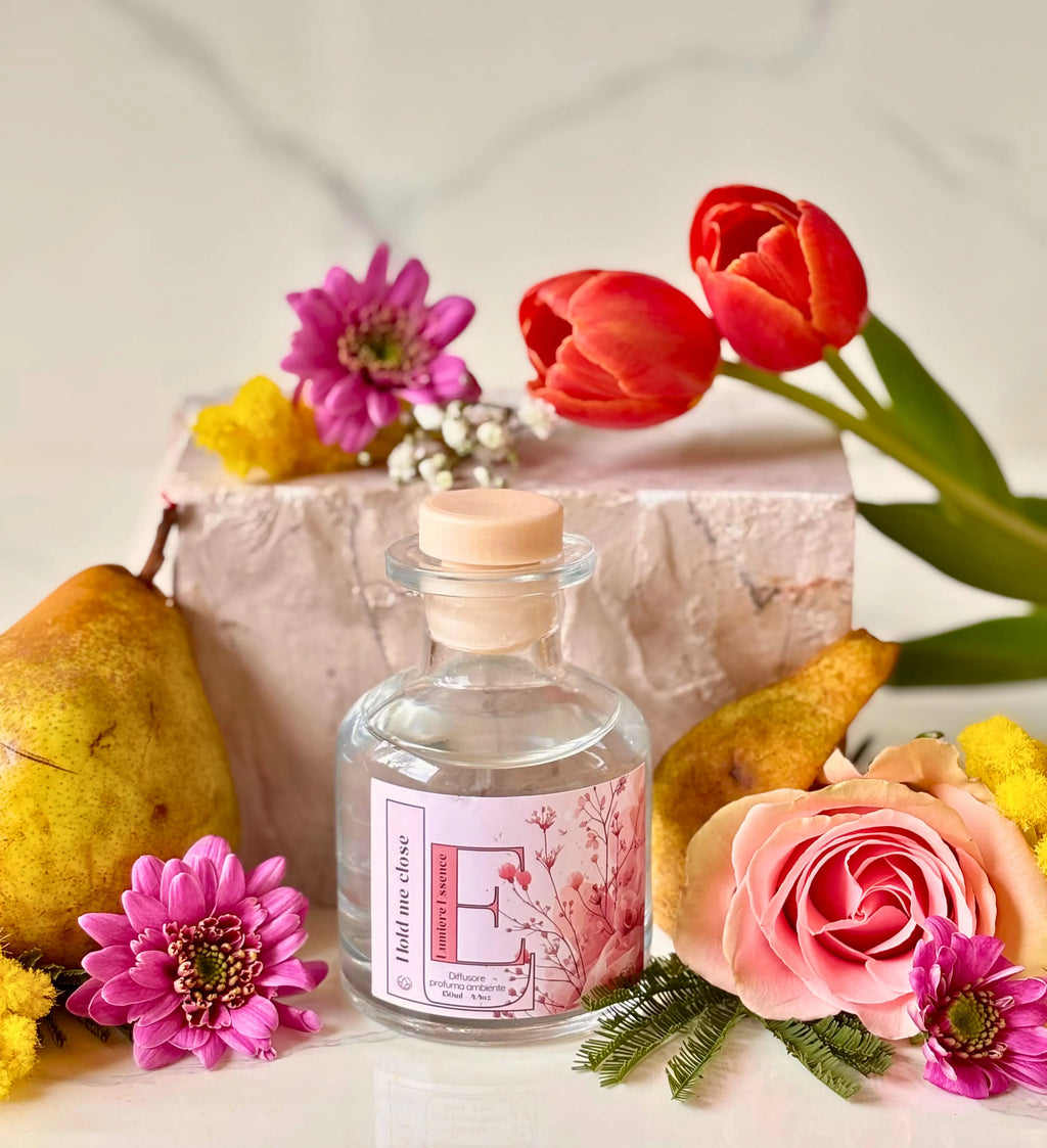 Diffusore d'ambiente Hold Me Close, con bastoncini e bottiglia elegante da 130ml, per profumare gli spazi.