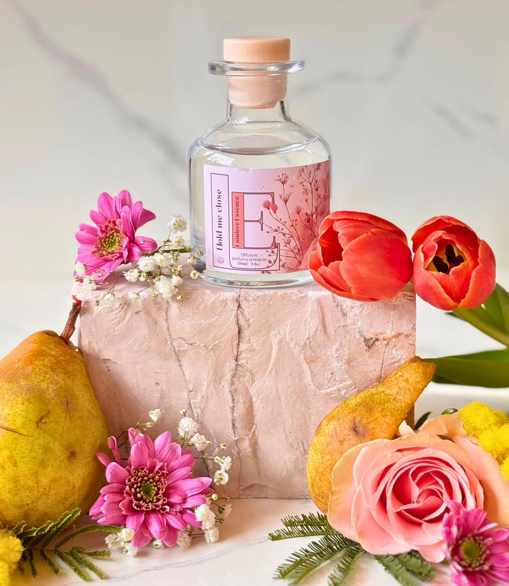 Diffusore d'ambiente Hold Me Close in bottiglia elegante, con bastoncini per aromatizzare l'aria.