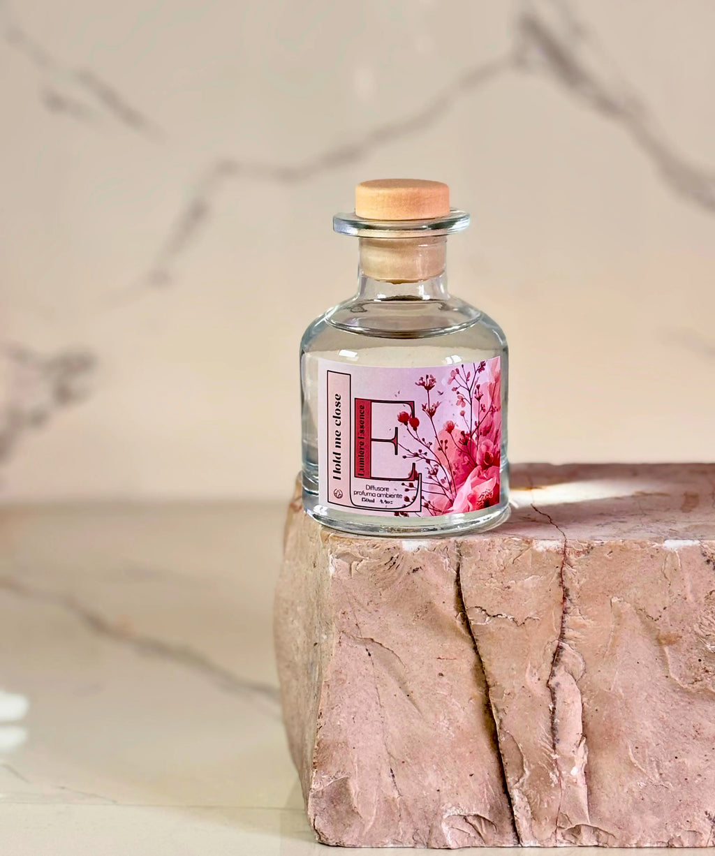 Diffusore d'ambiente Hold Me Close in vetro con bastoncini profumati e flacone elegante da 130 ml.