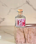 Diffusore d'ambiente Hold Me Close in vetro con bastoncini profumati e flacone elegante da 130 ml.