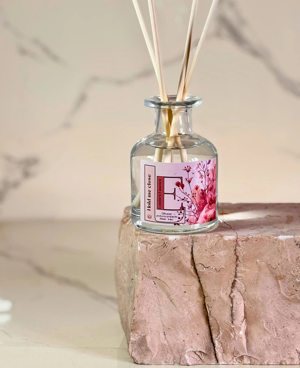 Diffusore d'ambiente Hold Me Close in confezione elegante da 130ml con bastoncini per profumare gli spazi.