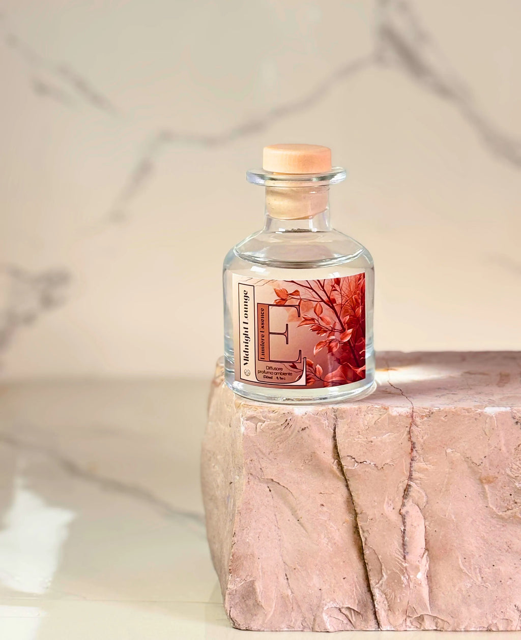 Diffusore d'ambiente Midnight Lounge con bastoncini, elegante design e fragranza avvolgente in un flacone da 130ml.
