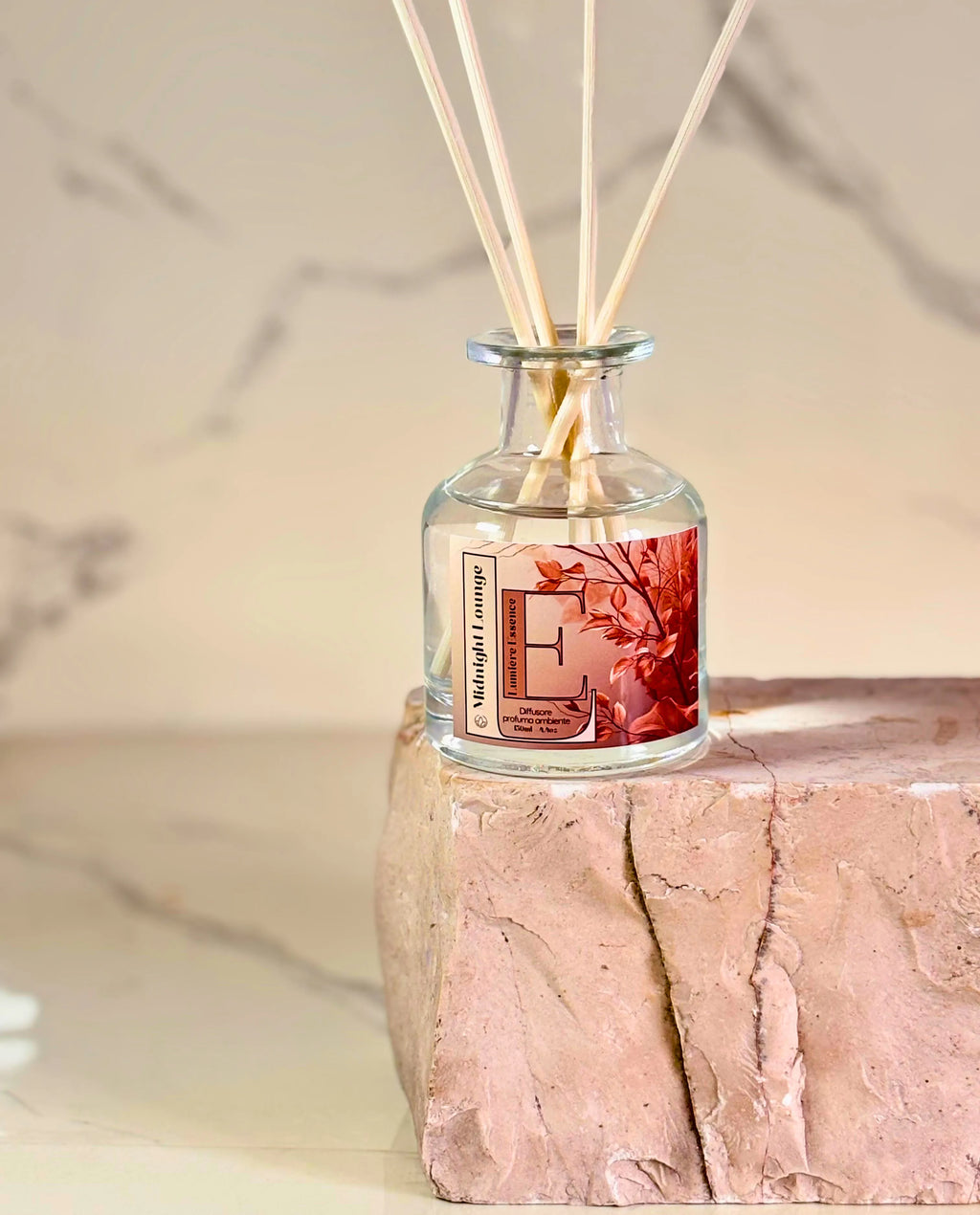 Diffusore d'ambiente Midnight Lounge con bastoncini profumati e design elegante in un ambiente rilassante.