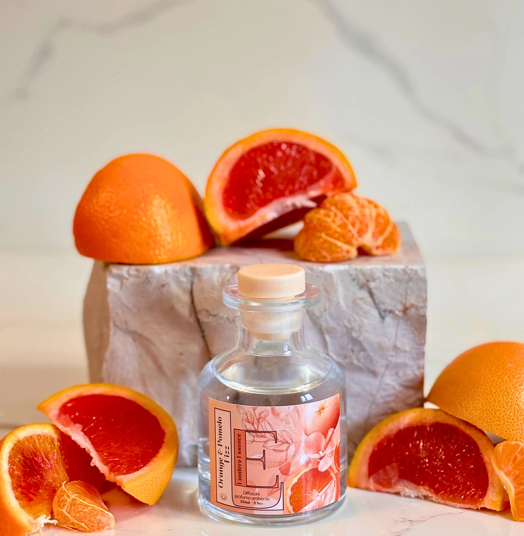 Diffusore d'ambiente arancione con profumo di arancia e pomelo, elegante design per rilassare gli spazi.