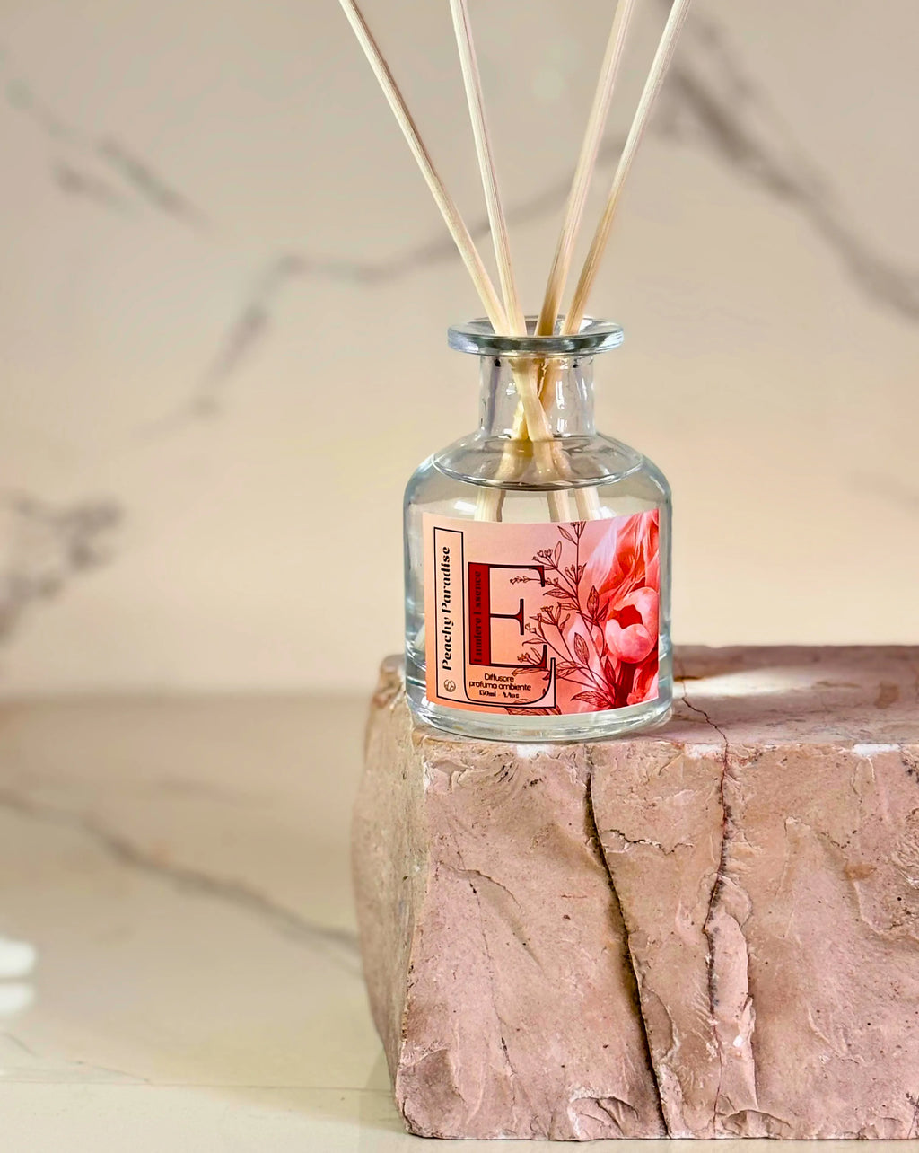 Diffusore d'ambiente Peachy Paradise con bastoncini e flacone da 130ml, design elegante e aromi freschi.
