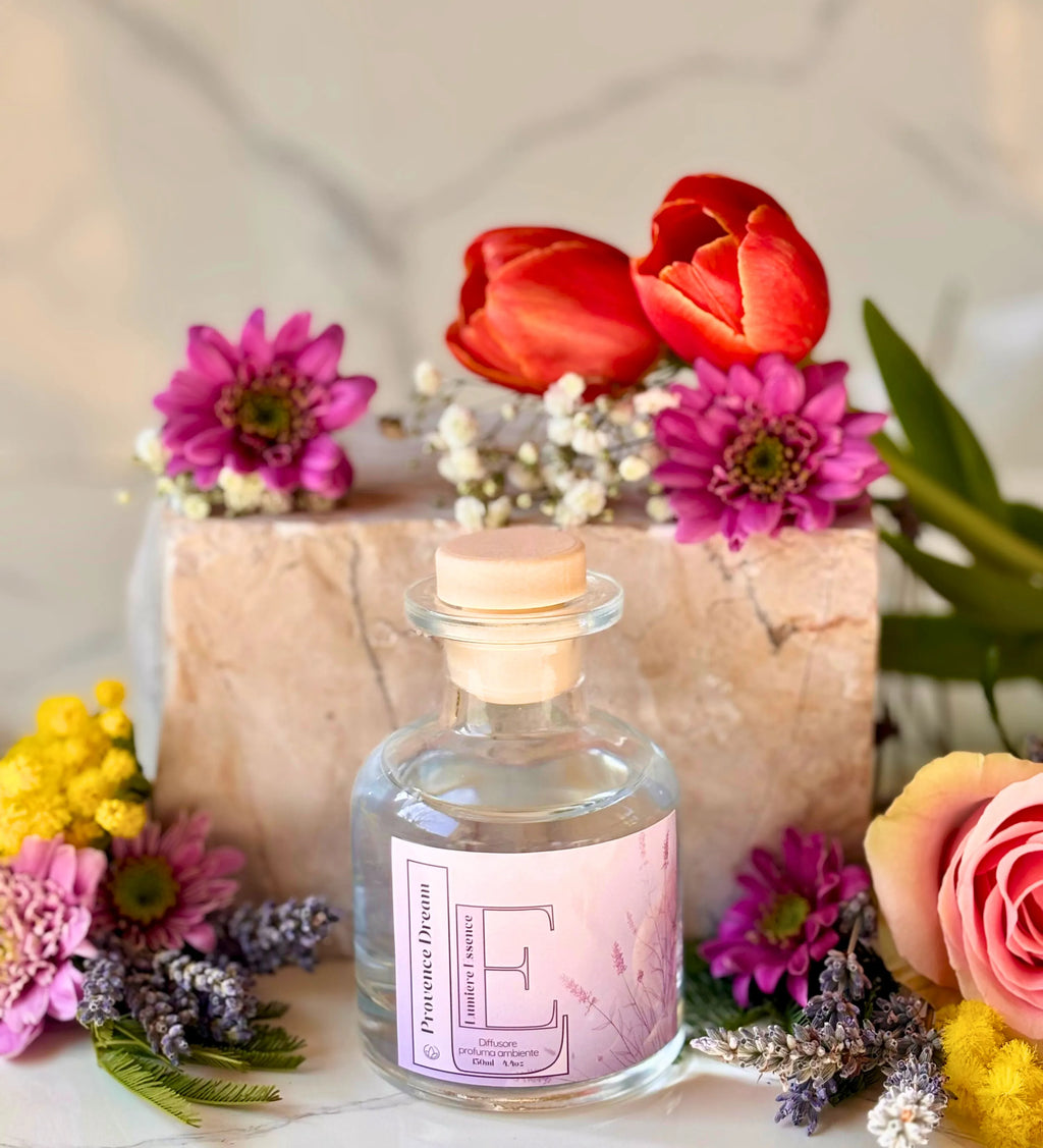 Diffusore d'ambiente Provence Dream con bastoncini, elegante flacone da 130ml, profumazione fresca e fiorita.