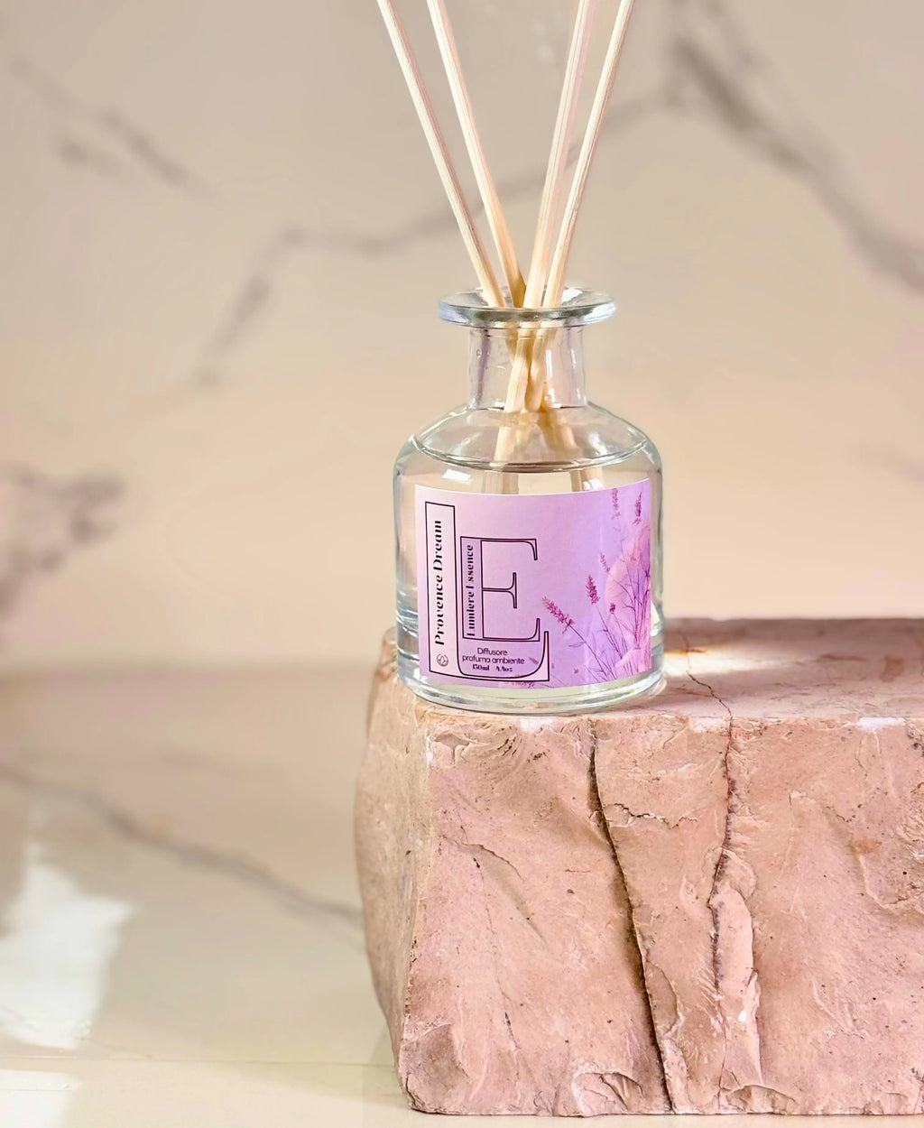 Diffusore d'ambiente Provence Dream in bottiglia elegante con bastoncini e profumo floreale.