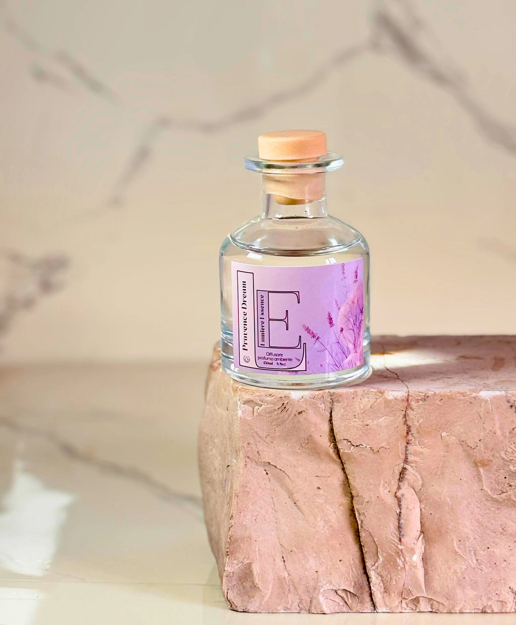 Diffusore d'ambiente Provence Dream con bastoncini, elegante design e profumo fresco di lavanda