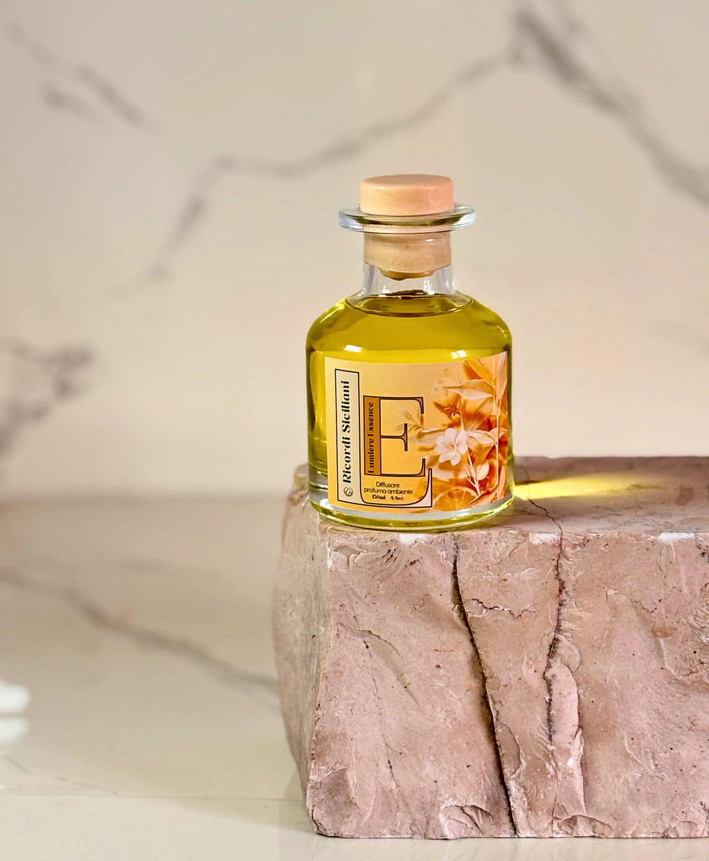 Diffusore d'ambiente Ricordi Siciliani in bottiglia elegante, con bastoncini per diffusione di fragranza.