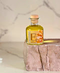 Diffusore d'ambiente Ricordi Siciliani in bottiglia elegante, con bastoncini per diffusione di fragranza.