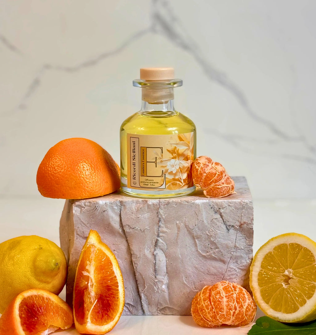 Diffusore d'ambiente Ricordi Siciliani con bastoncini di legno, design elegante e profumo intenso, 130ml.