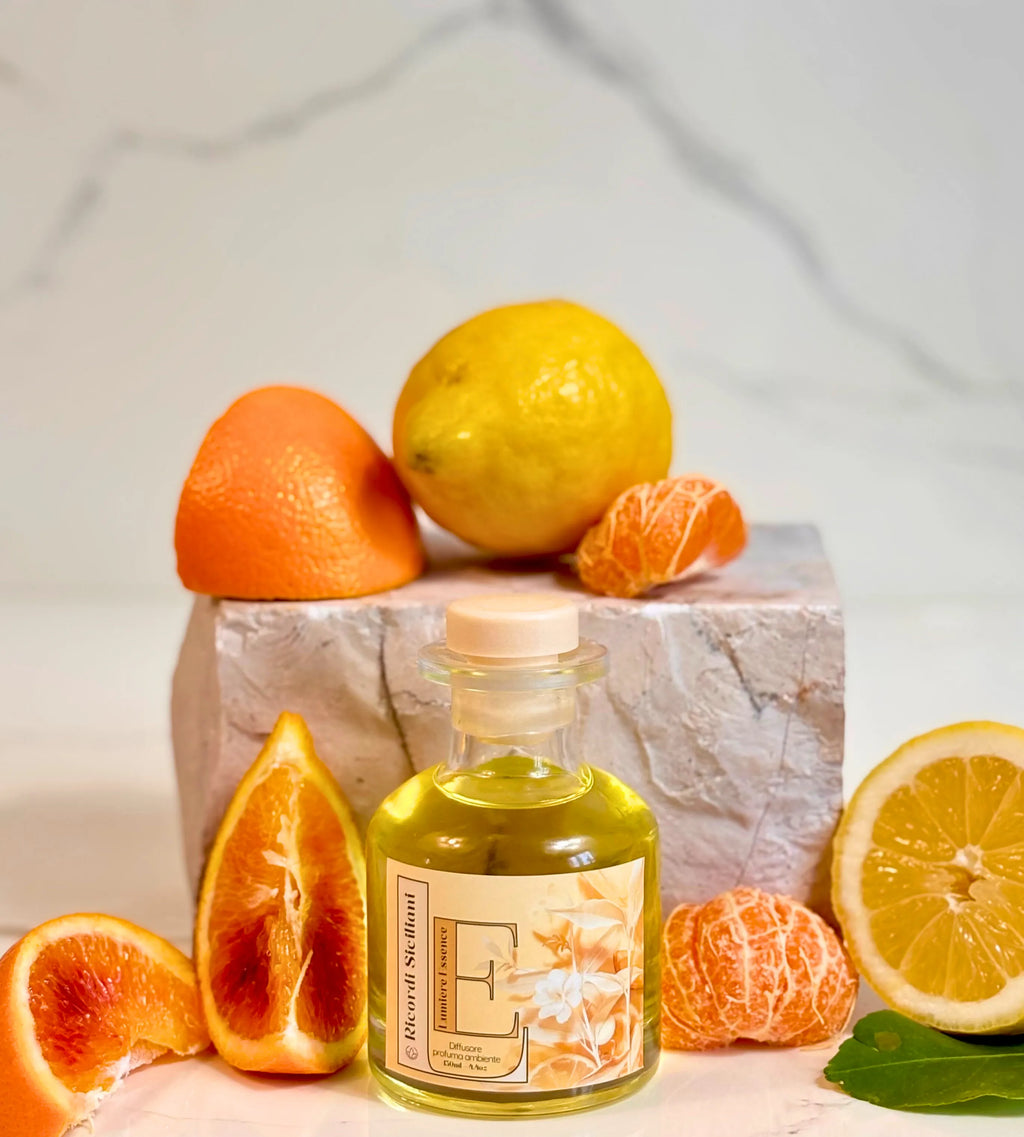 Diffusore d'ambiente Ricordi Siciliani con bastoncini, eleganti e profumati, in un design raffinato.