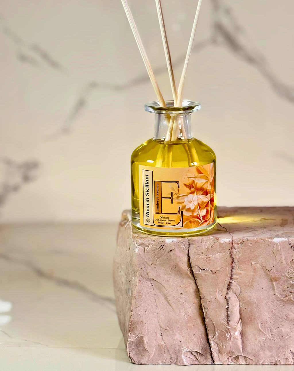 Diffusore d'ambiente Ricordi Siciliani in vetro con bastoncini, profumo agrumato e aromatico per ambienti.