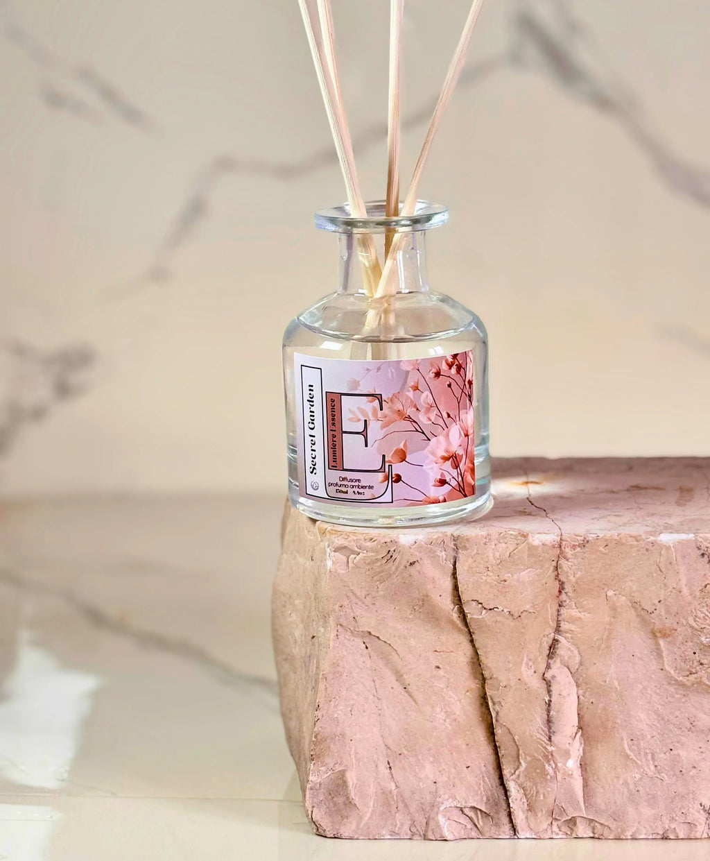 Diffusore d'ambiente in vetro con bastoncini, profumo Secret Garden da 130ml, design elegante per interni.
