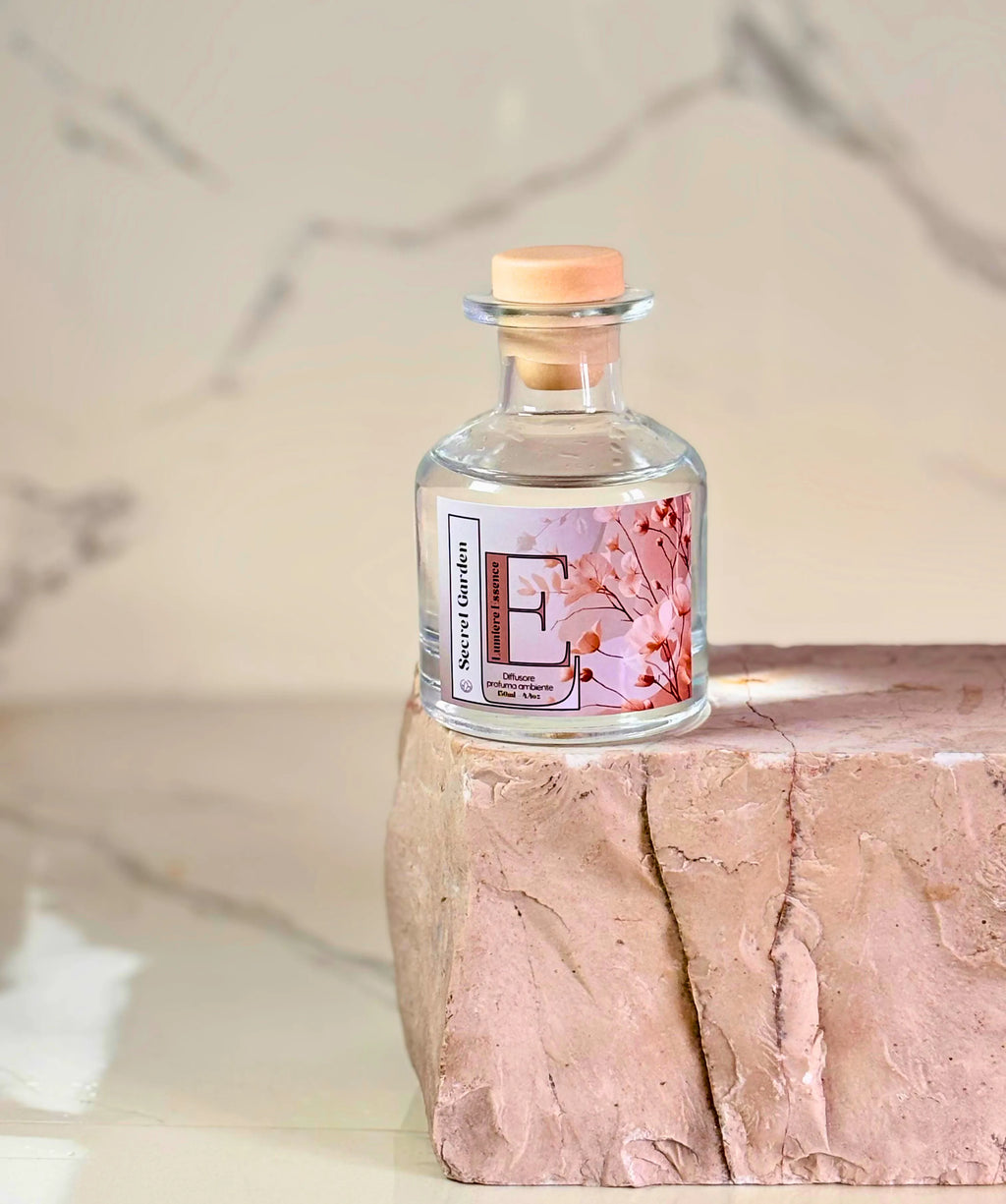 Diffusore d'ambiente Secret Garden in un elegante design, con bastoncini profumati e flacone da 130ml.