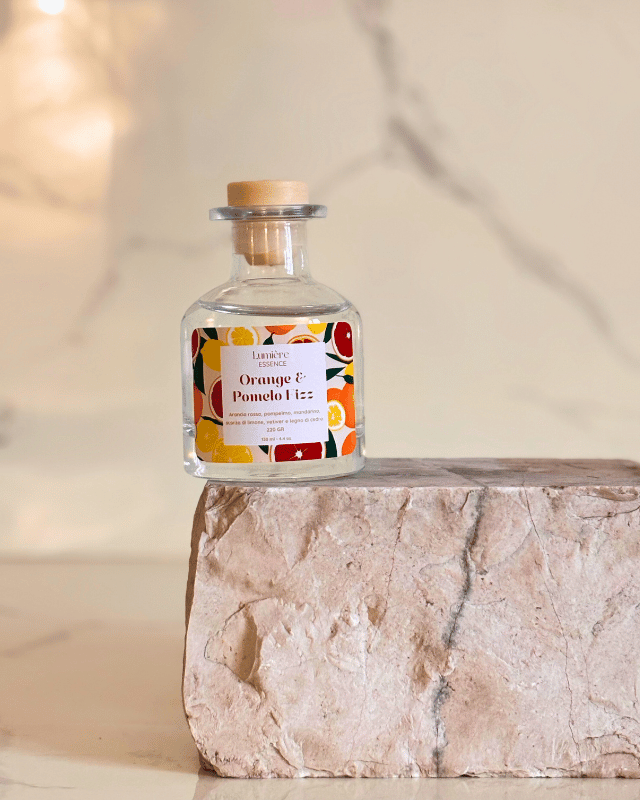 Diffusore a bastoncino in bottiglietta di vetro su pietra di marmo 