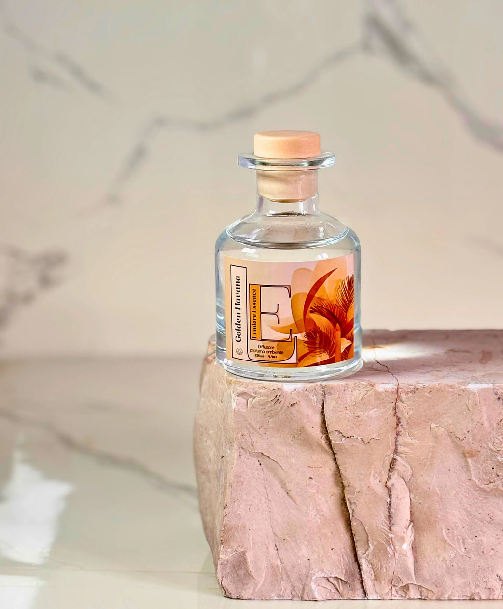 Diffusore d'ambiente Golden Havana in un elegante design, con fragranza e dettagli decorativi raffinati.