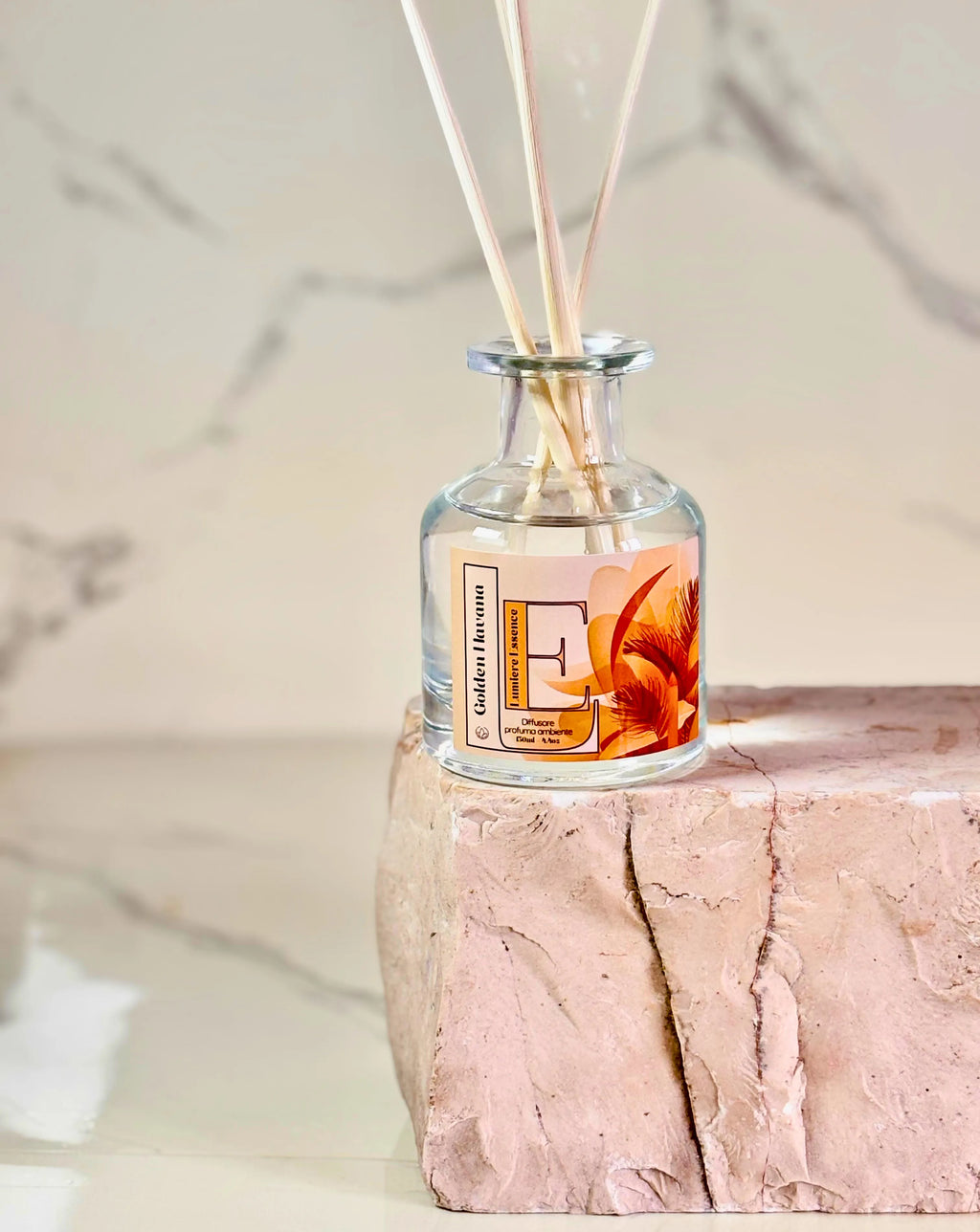 Diffusore d'ambiente Golden Havana in vetro con stuzzicadenti per aromatizzare gli interni.
