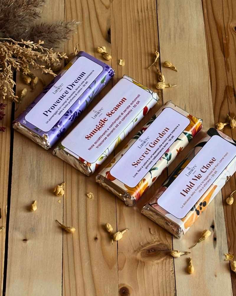 4 varianti di barrette in cera di cocco Lumière Essence che identifica 4 nuove profumazioni