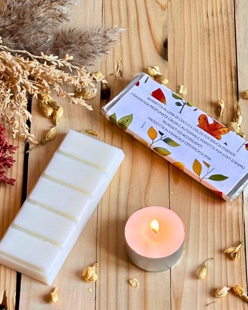 foto barretta snaggle season con etichetta dal retro on piccola candela affianco e barretta in cera di cocco affianco ben visibile 