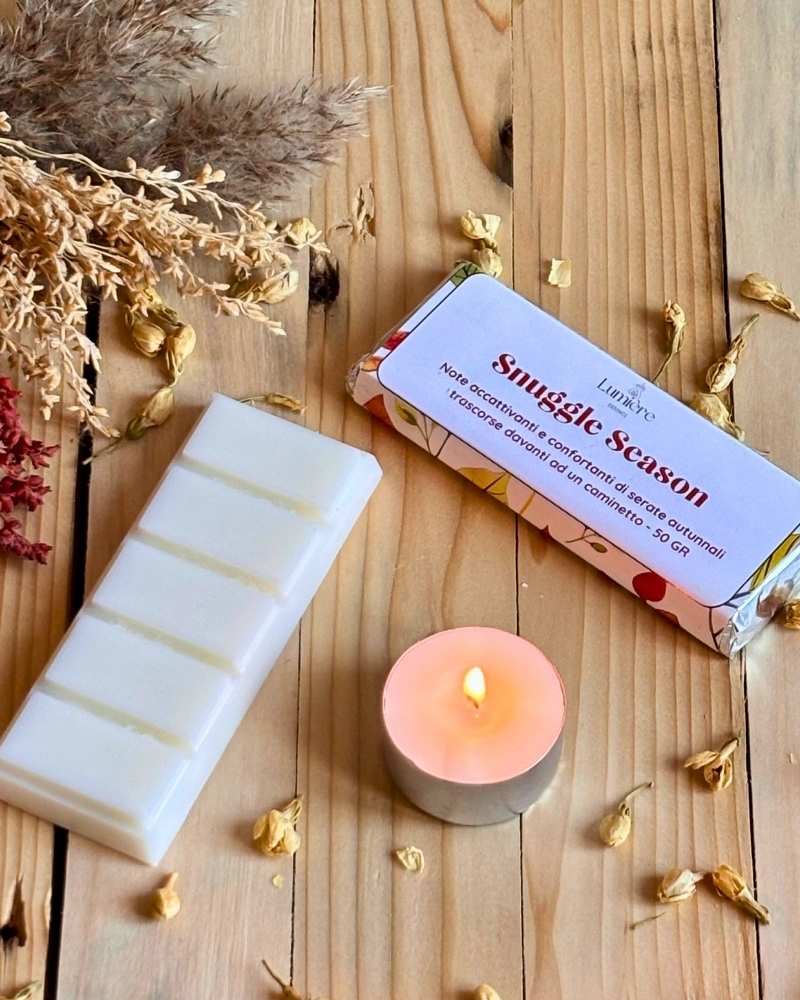 barretta snaggle season Lumière Essence con piccola candela affianco etichetta parte frontale