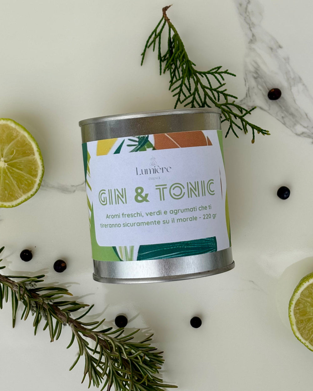 Candela Gin&Tonic Lumière Essence - Una combinazione frizzante di erbaceo e agrumi con una fresca sfumatura terrosa. Aromi freschi, verdi e agrumati che ti tireranno sicuramente sul morale.