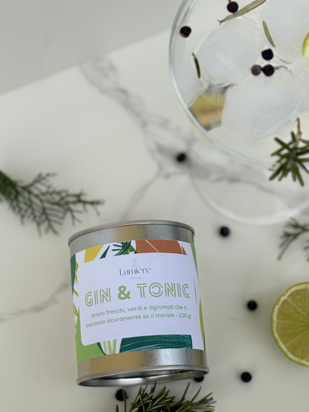 Candela Gin&Tonic Lumière Essence - Una combinazione frizzante di erbaceo e agrumi con una fresca sfumatura terrosa. Aromi freschi, verdi e agrumati che ti tireranno sicuramente sul morale.