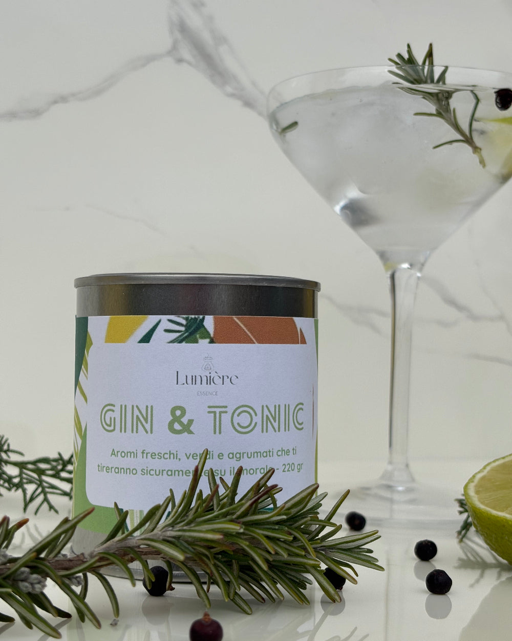 Candela Gin&Tonic Lumière Essence - Una combinazione frizzante di erbaceo e agrumi con una fresca sfumatura terrosa. Aromi freschi, verdi e agrumati che ti tireranno sicuramente sul morale.