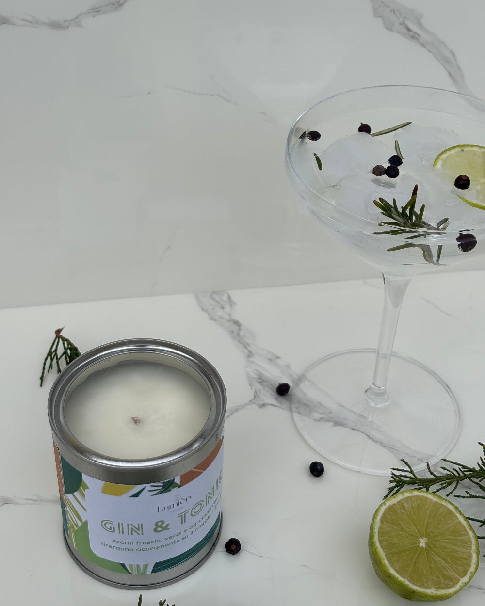 Candela Gin&Tonic Lumière Essence - Una combinazione frizzante di erbaceo e agrumi con una fresca sfumatura terrosa. Aromi freschi, verdi e agrumati che ti tireranno sicuramente sul morale.