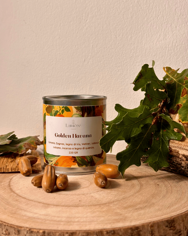 Candela in cera di cocco con in ambientazione autunnale e e un profumo intenso che richiama eleganza.