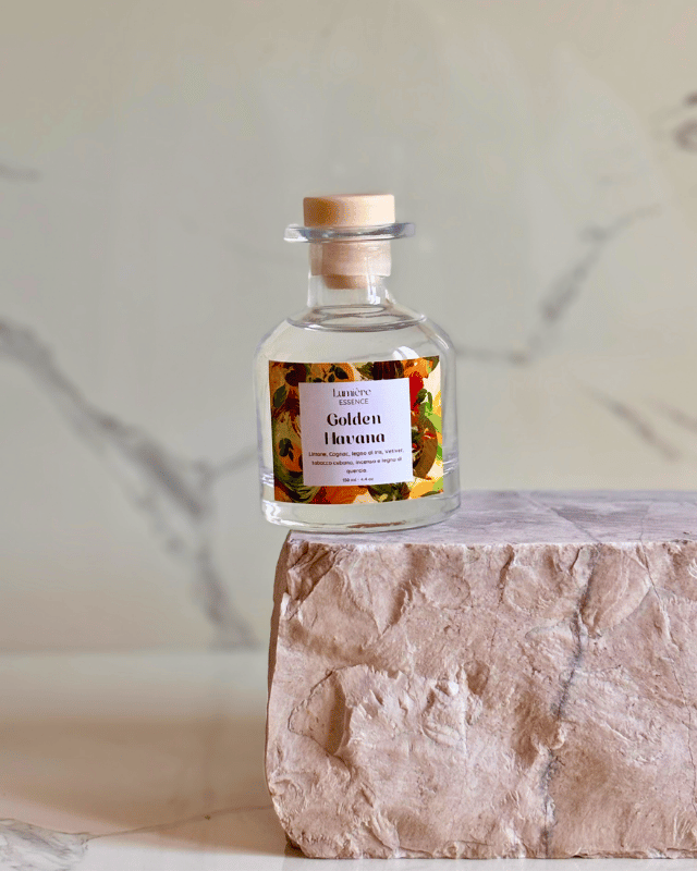 Diffusore a bastoncino in bottiglietta di vetro su pietra di marmo